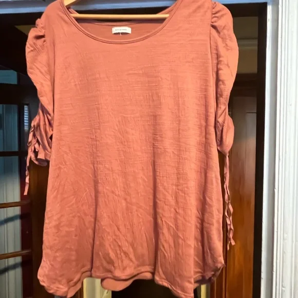 Max Studio Ruched Top - Picture 2 of 3